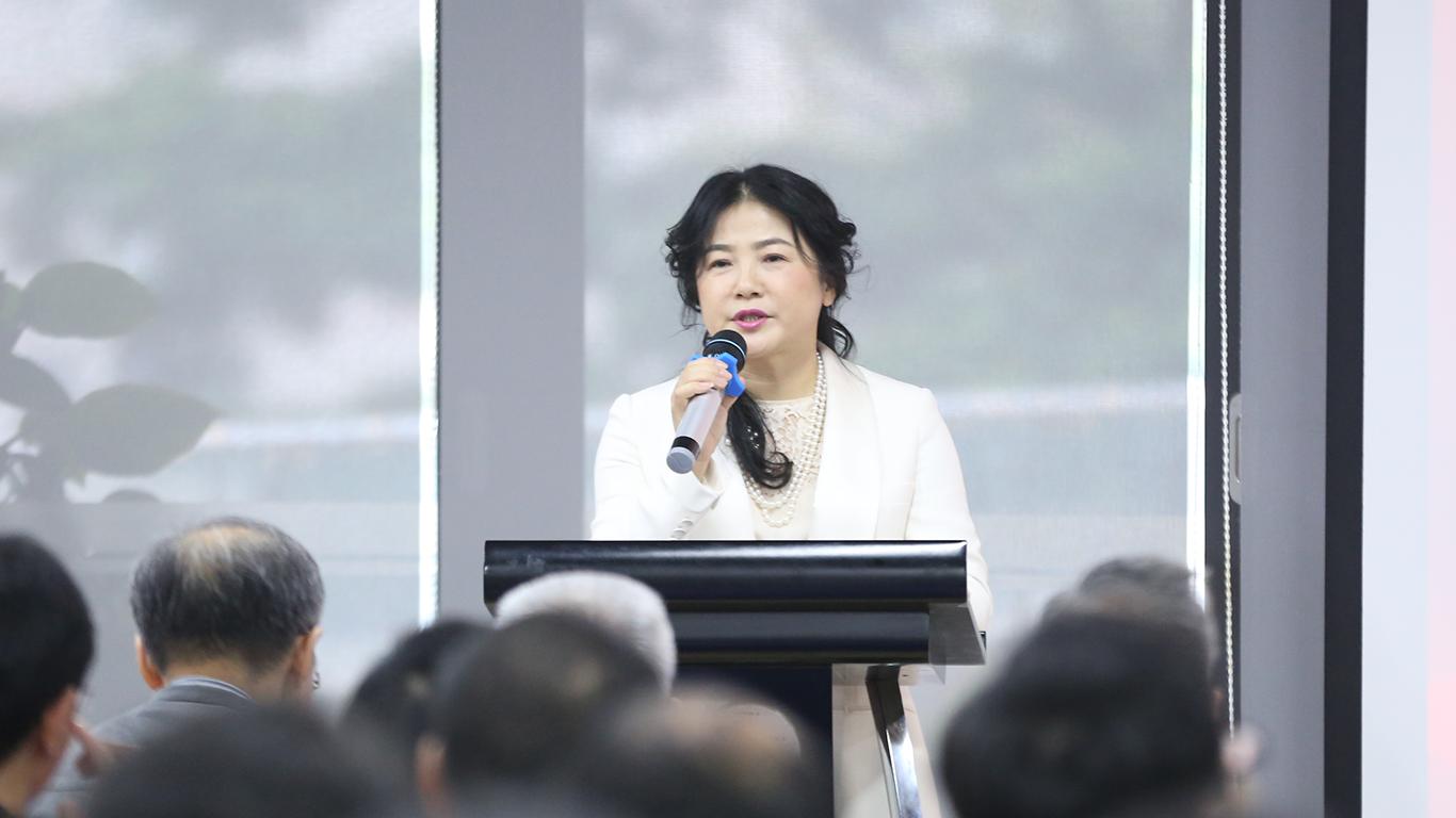 华南校友会会长王翠霞致辞