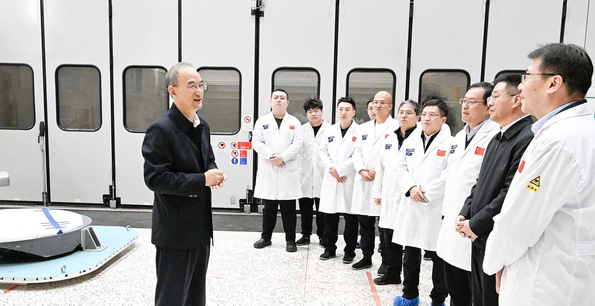 黄强到中国科学院长春光机所宣讲全会精神并调研